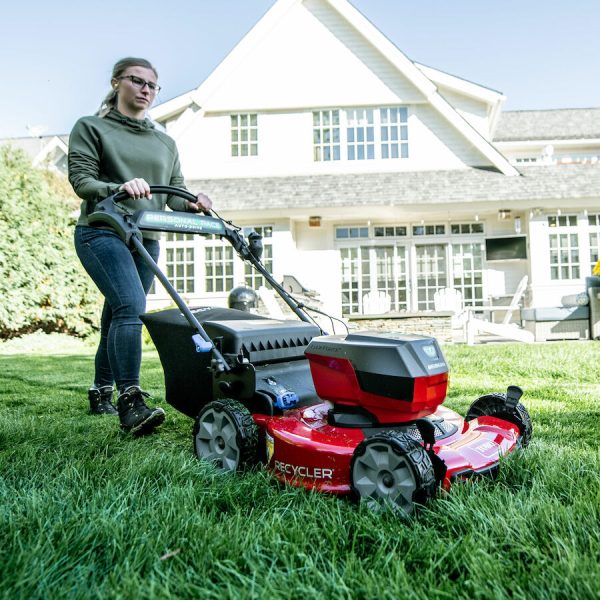 Toro 60V Max* 22 in. (56 cm) Recycler® w/Personal Pace® & SmartStow® Lawn Mower w/ 7.5Ah Battery included (21468)