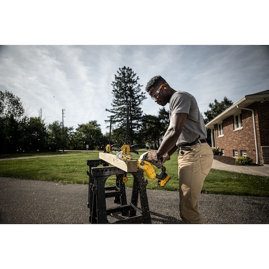 DEWALT 20V MAX* 8 in Brushless Cordless Pruning Chainsaw Kit With 3 Ah Battery