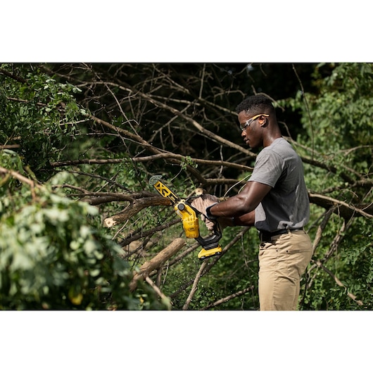 DEWALT 20V MAX* 8 in Brushless Cordless Pruning Chainsaw (Tool Only)