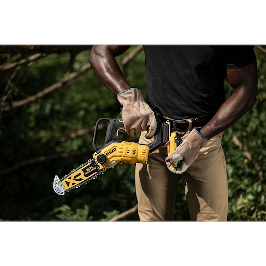 DEWALT 20V MAX* 8 in Brushless Cordless Pruning Chainsaw Kit With 3 Ah Battery