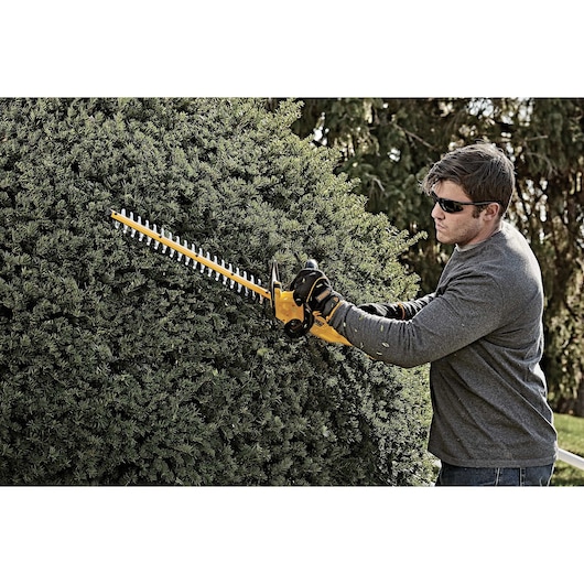 DEWALT 20V MAX* 22" Cordless Hedge Trimmer (Bare)