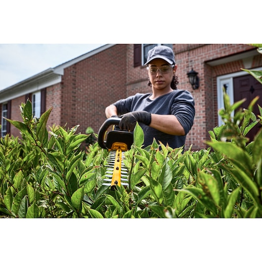 DEWALT 60V MAX* 26 in Brushless Cordless Hedge Trimmer (Tool Only)