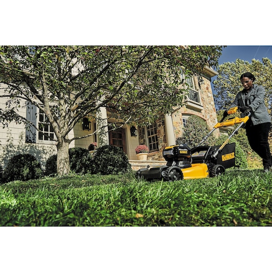 DEWALT 2X 20V MAX* 21-1/2 in Brushless Cordless FWD Self-Propelled Lawn Mower