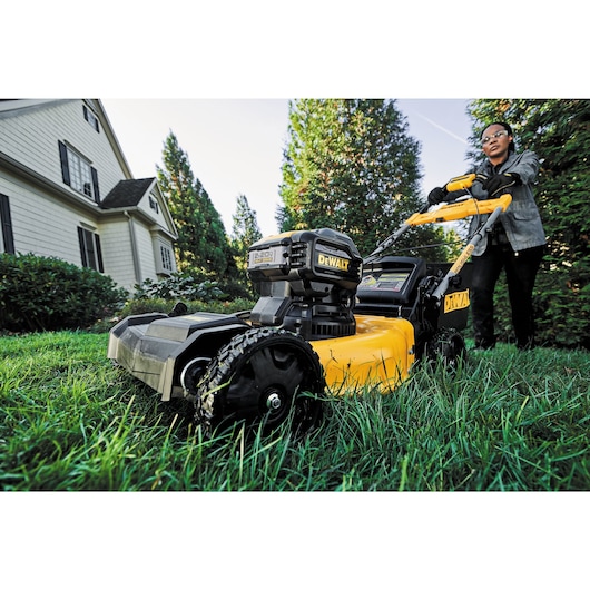 DEWALT 2X20V MAX* 21-1/2 in. Brushless Cordless FWD Self-Propelled Lawn Mower