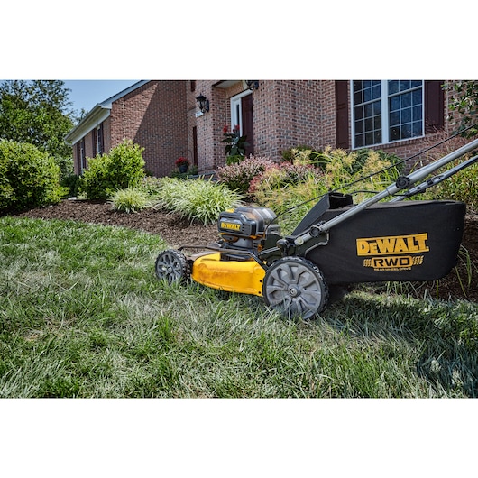 DEWALT 2X 20V MAX* XR® Brushless Cordless 21-1/2 in Rear Wheel Drive Self-Propelled Mower Kit