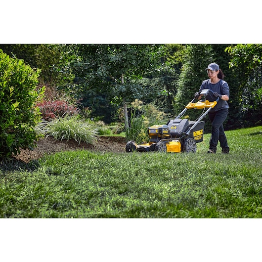 DEWALT 2X 20V MAX* Brushless Cordless 21-1/2 in Rear Wheel Drive Self-Propelled Mower Kit