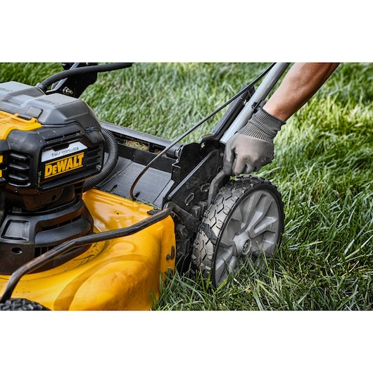 DEWALT 2X 20V MAX* Brushless Cordless 21-1/2 in Rear Wheel Drive Self-Propelled Mower Kit