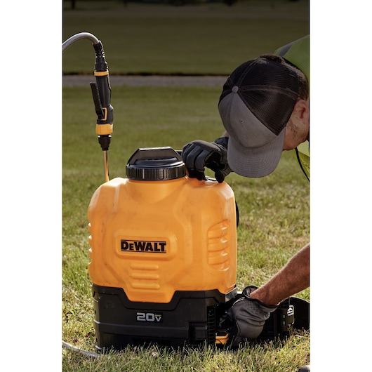 DEWALT 4 gal. Cordless Backpack Sprayer