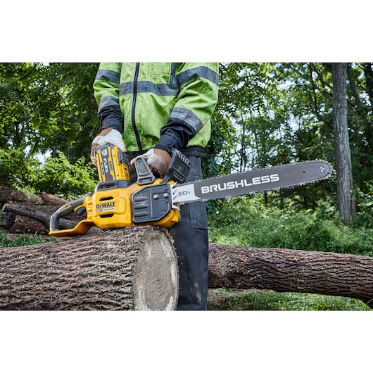 DEWALT 60V MAX* Brushless Cordless 20 in 5.0Ah Chainsaw Kit