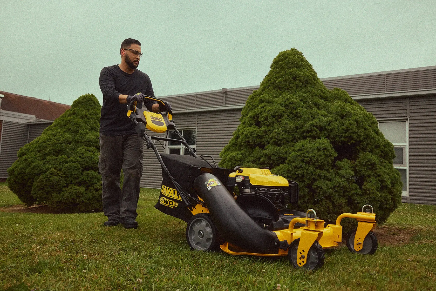 DEWALT® 28-in. 224cc RWD Self-Propelled 3-in-1 Lawn Mower With PowerAdapt™