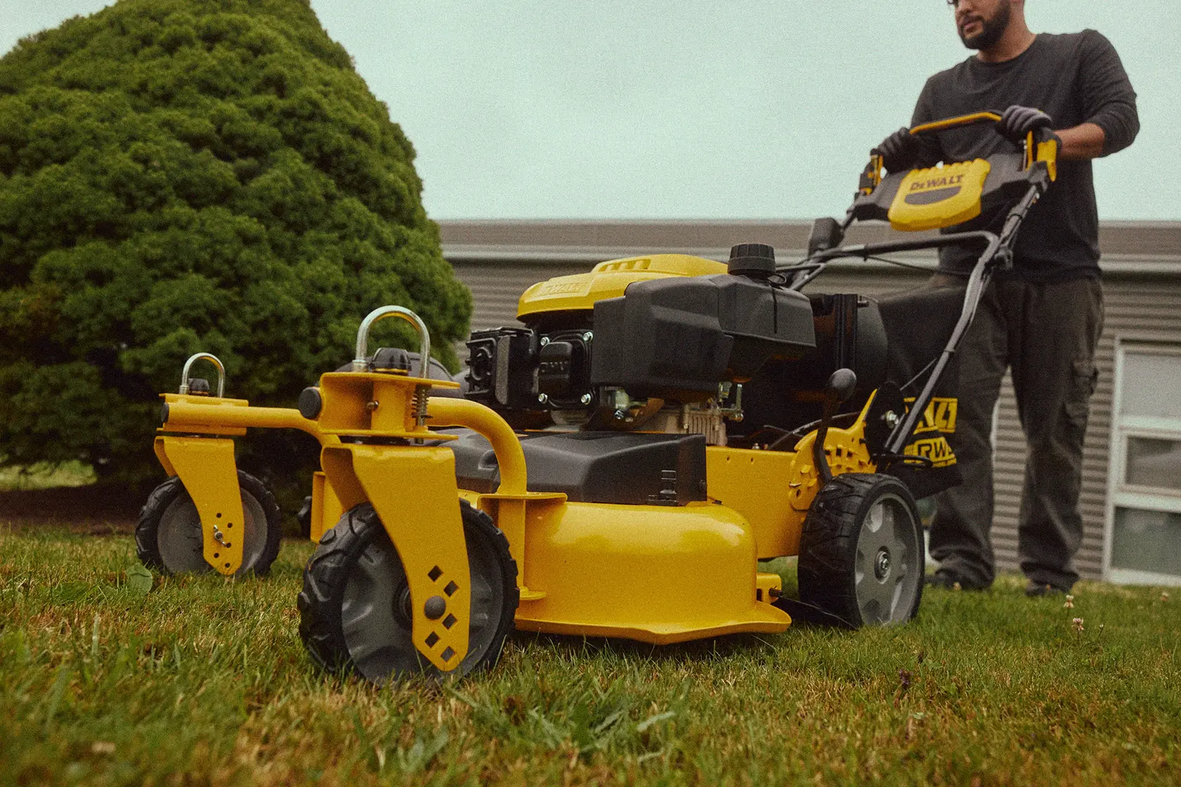 DEWALT® 28-in. 224cc RWD Self-Propelled 3-in-1 Lawn Mower With PowerAdapt™