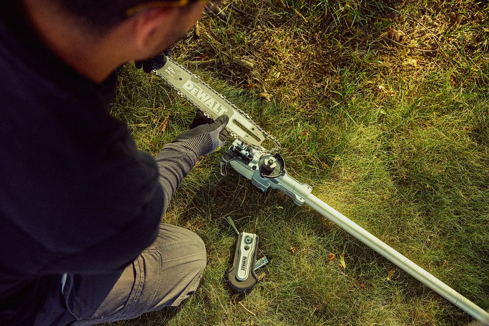 DEWALT® 60V MAX* 10-in. 140-in. Telescoping Pole Saw (Tool Only)